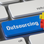 Outsourcing w dziale HR: Zalety i wskazówki dla współpracy z agencjami rekrutacyjnymi